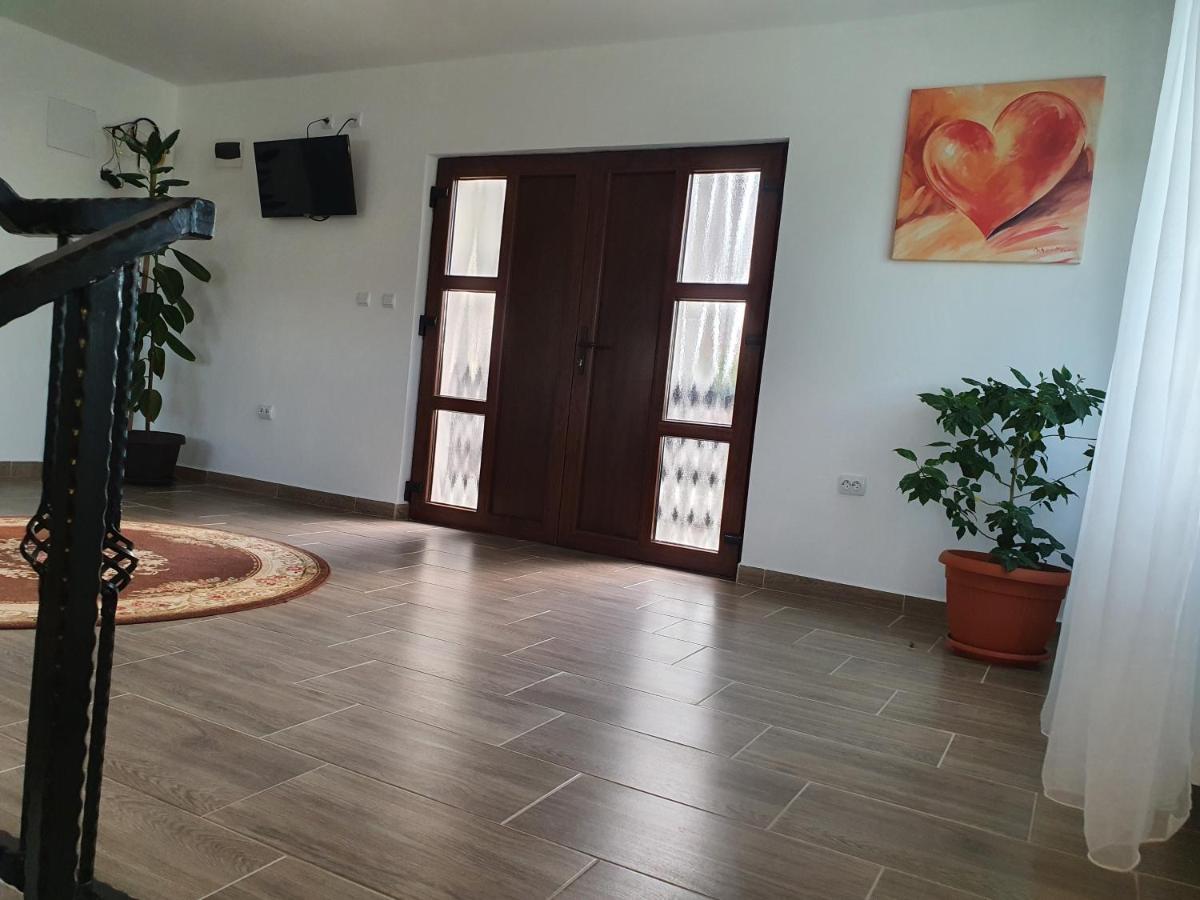 Pensiunea Ronicson Milostea Ngoại thất bức ảnh