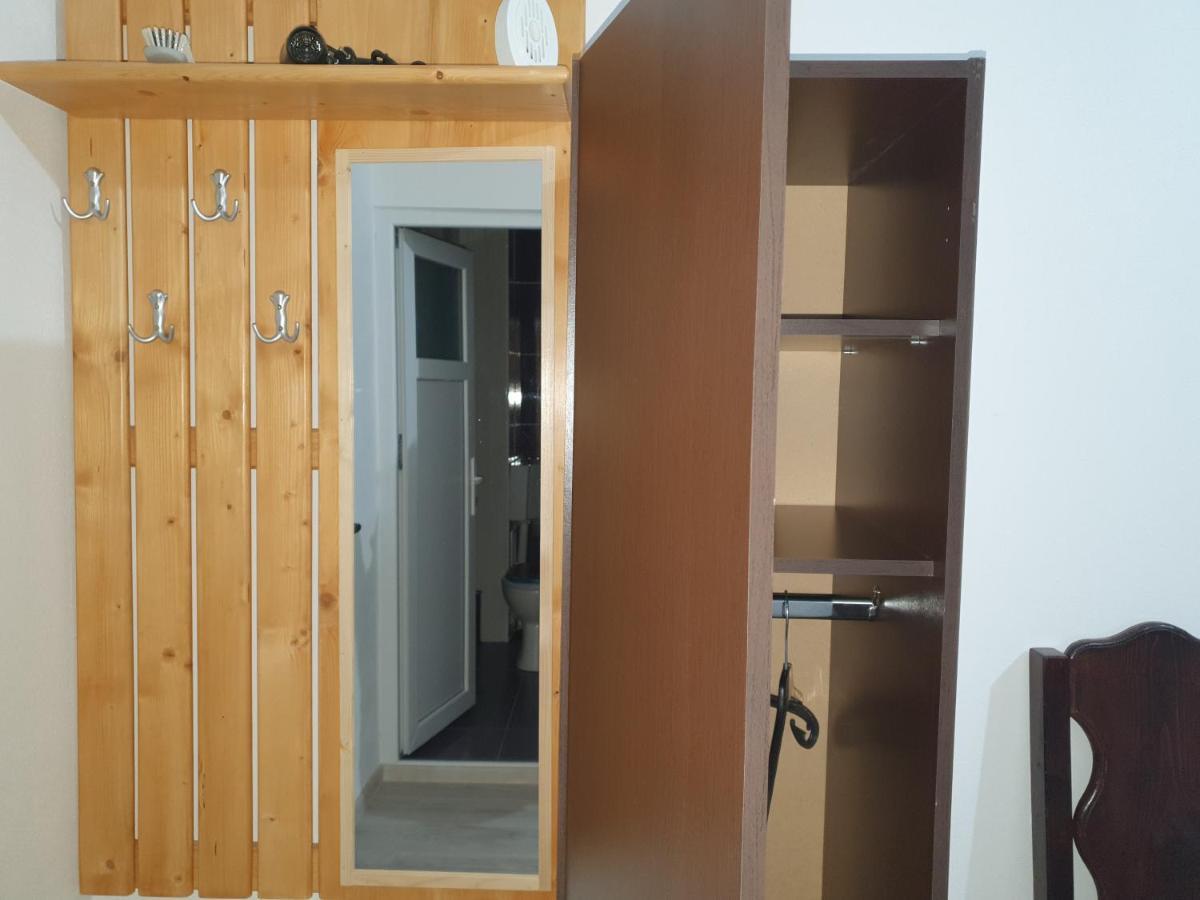 Pensiunea Ronicson Milostea Ngoại thất bức ảnh